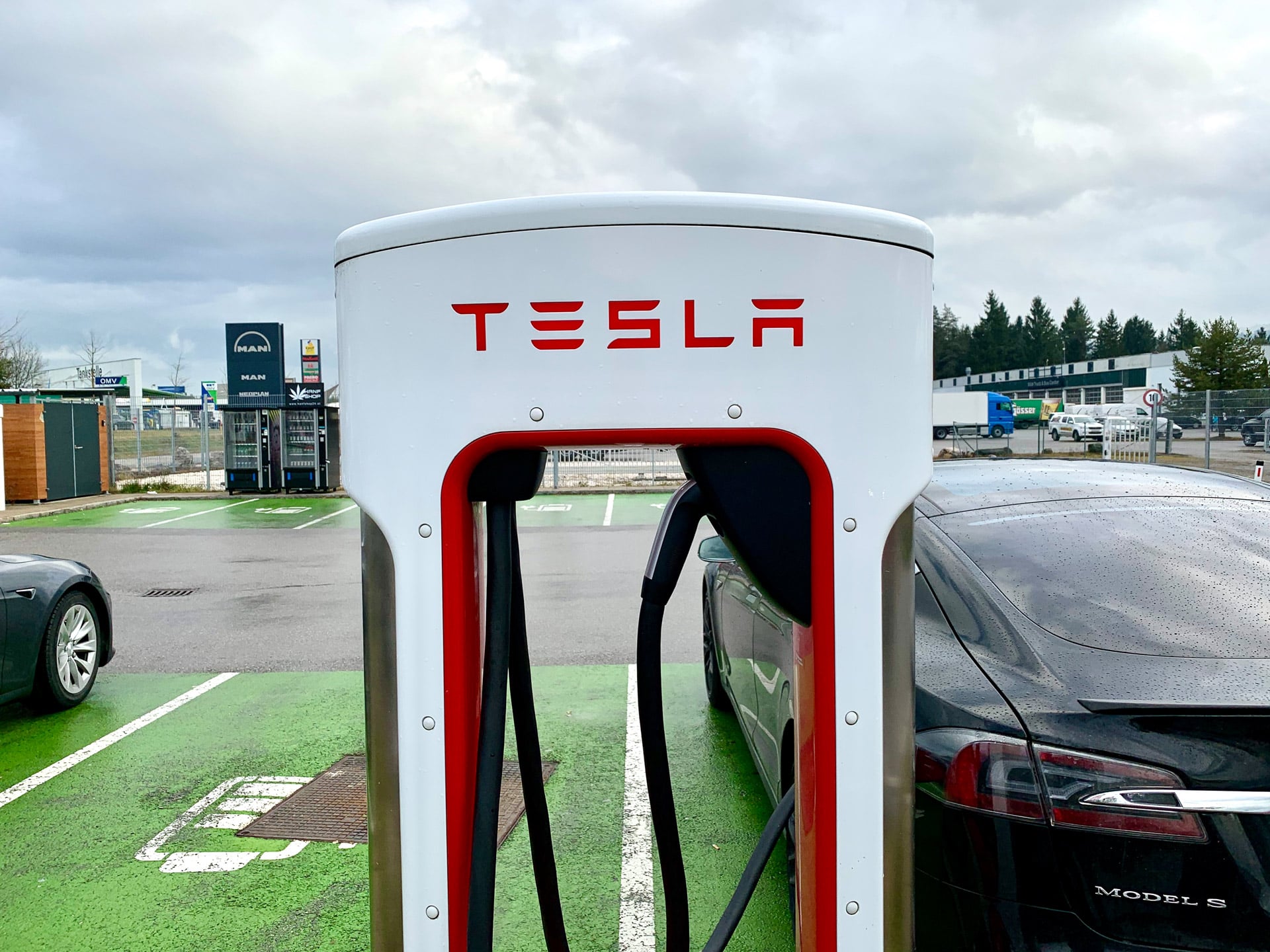 Tesla Supercharger Ladestation in Villach, Kärnten Österreich