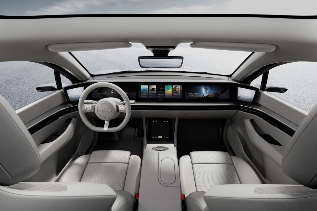 Futuristisches Cockpit mit Display die sich über die gesamte Breite vom Sony Vision-S Fahrzeug erstrecken, Everything Smart, Fabian Geissler